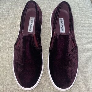 Steve Madden, burgundy velvet sneakers. Size:9